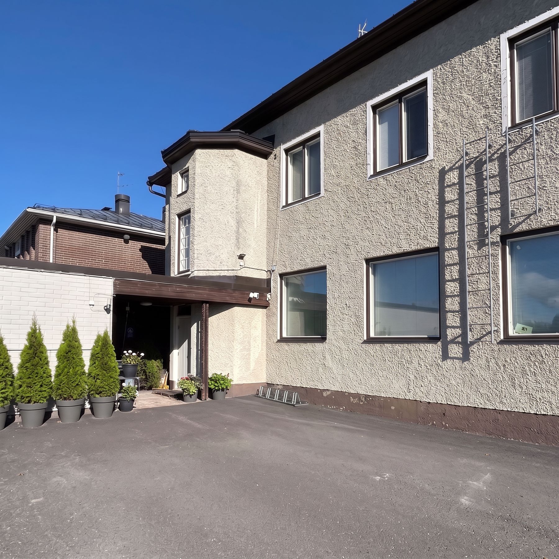 Ryhmäkodin pihapiiri, josta lähdetään kouluun ja harrastuksiin